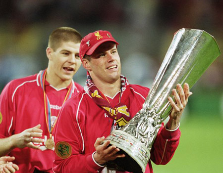Carra avec la coupe de l'UEFA, juste devant un jeune inconnu. Si quelqu'un a son nom je suis preneur.