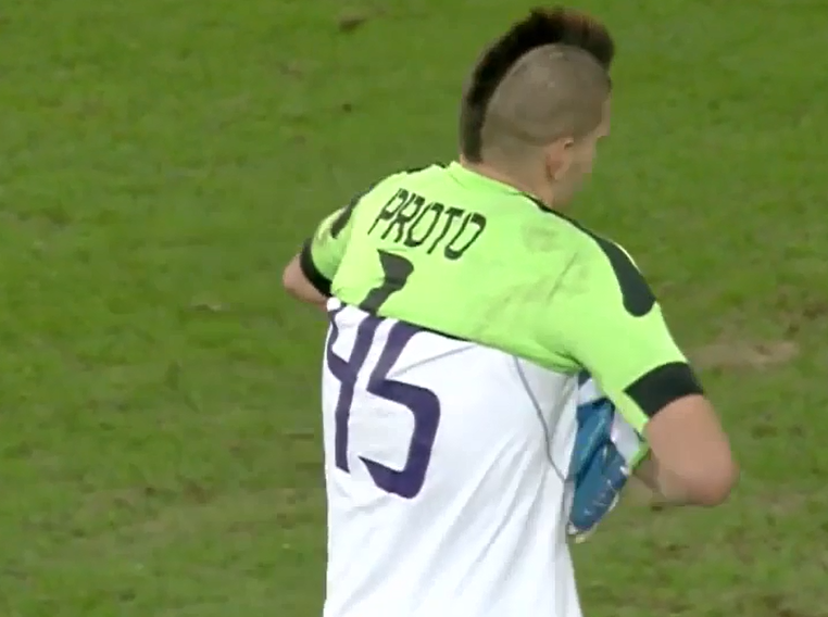 C’est Mitrovic, l’avant-centre, qui va donc finir le match dans les buts.